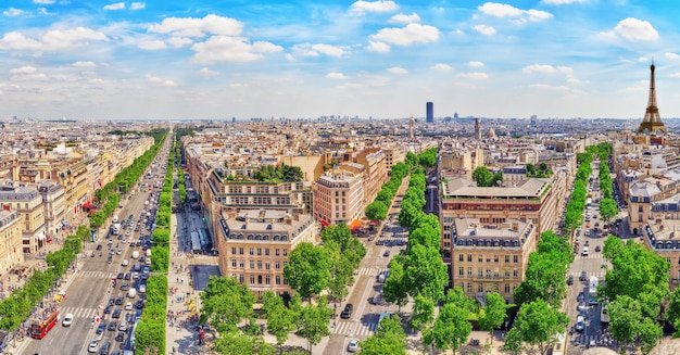 PARÍS FRANCIA 06 DE JULIO DE 2016 Hermosa vista panorámica de París desde el techo del Arco del Triunfo de los Campos Elíseos