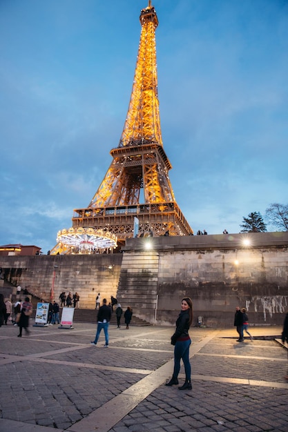 PARÍS FRANCIA 21 de octubre de 2017 Toalla Eiffel vista desde el río Siene Torre Eiffel en el brillo de la noche