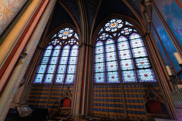 PARÍS FRANCIA 31 DE DICIEMBRE DE 2011 Catedral de Notre Dame de París Panorama interior de vidrieras arcos apuntados columnas y pinturas en las paredes