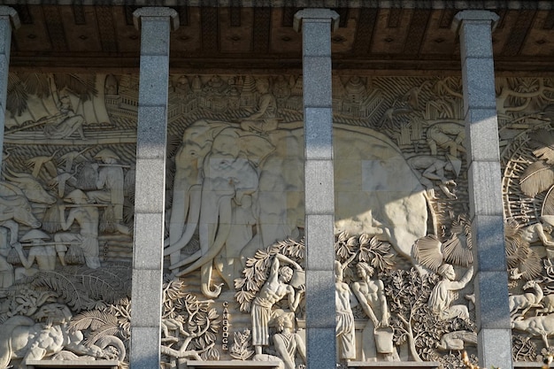 PARÍS, FRANCIA - 4 DE OCTUBRE DE 2018 - Palacio de la puerta dorada del museo de la inmigración