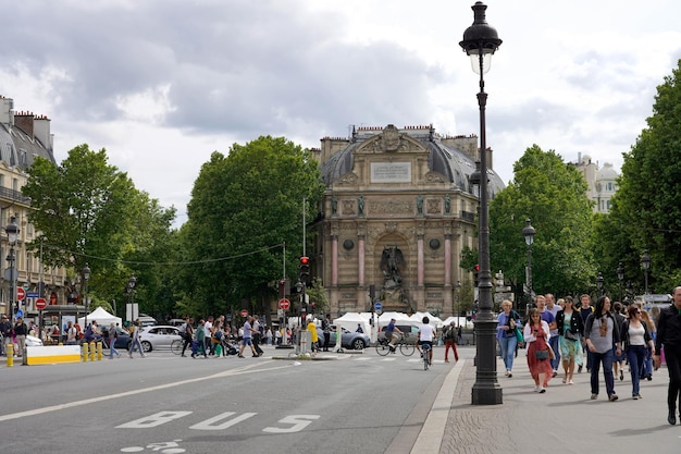 PARÍS FRANCIA 6 DE JUNIO DE 2022 Paisaje urbano de París con Fontaine SaintMichel Francia Europa