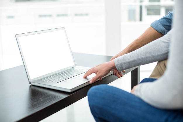 Par, sentando, ligado, sofá, e, usando computador portátil, em, sala de estar