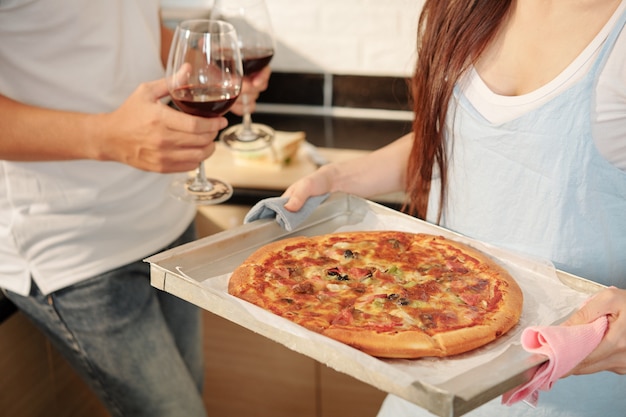 Par servir pizza y vino para cenar