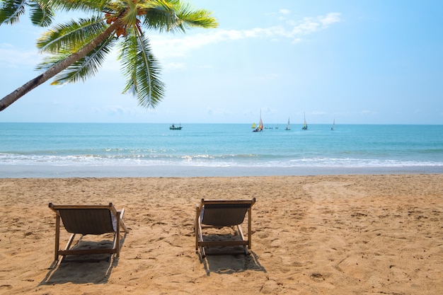 Par de sillas de playa en playa tropical