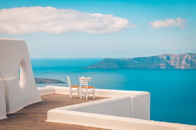 Par de sillas en la terraza con vista al mar. Arquitectura blanca en la isla de Santorini, Grecia. Viaje