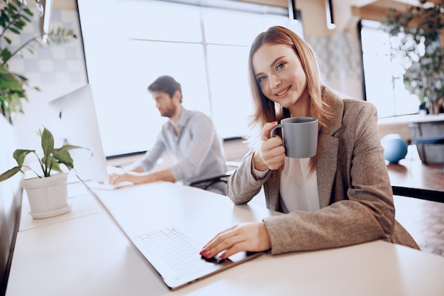 Par de socios comerciales que trabajan juntos en la oficina moderna