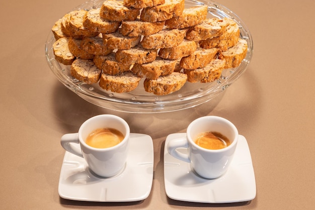 Un par de tazas de café espresso italiano y galletas Cantucci tradicionales