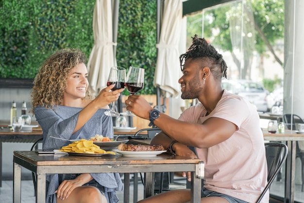 Par tener una cita para almorzar en un restaurante.