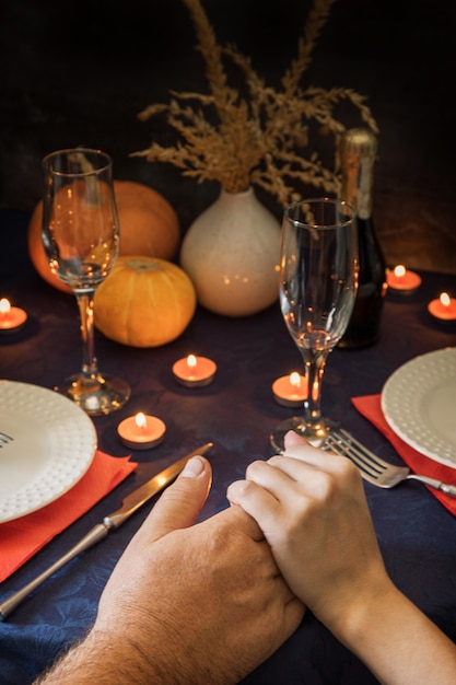 Par tener una cita encantadora a la luz de las velas Cena a la luz de las velas en un restaurante