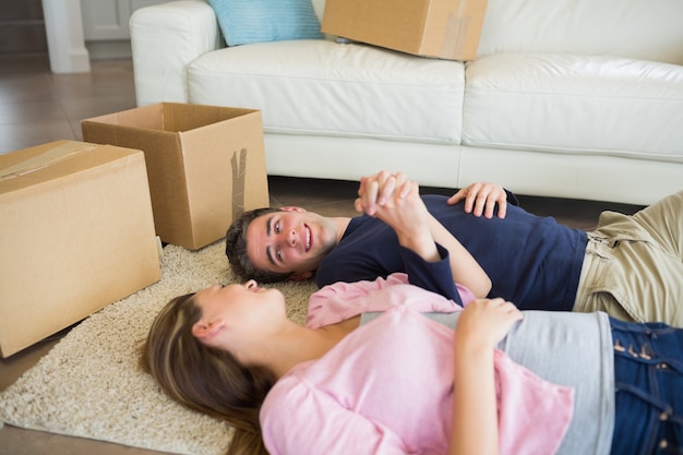 Par tirado en el piso con sus cajas de mudanza