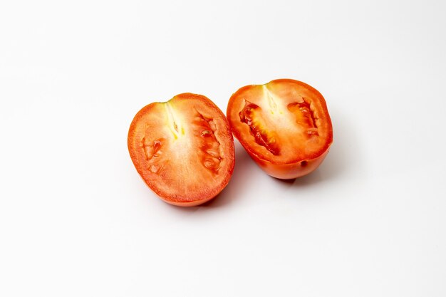 Par de tomate en rodajas en blanco aislado