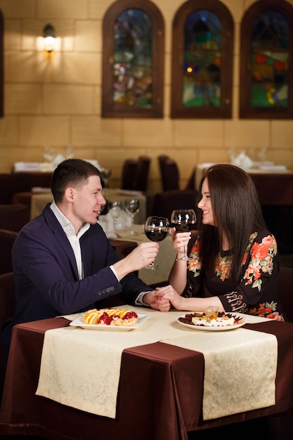 Par tostado copas de vino en un restaurante de lujo.