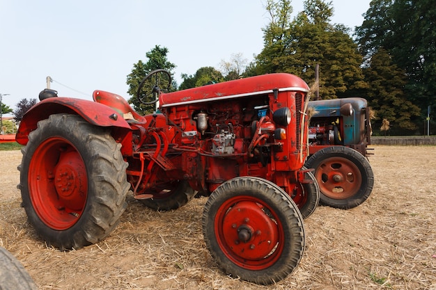 Foto par de tractores viejos, agricultura, vida rural