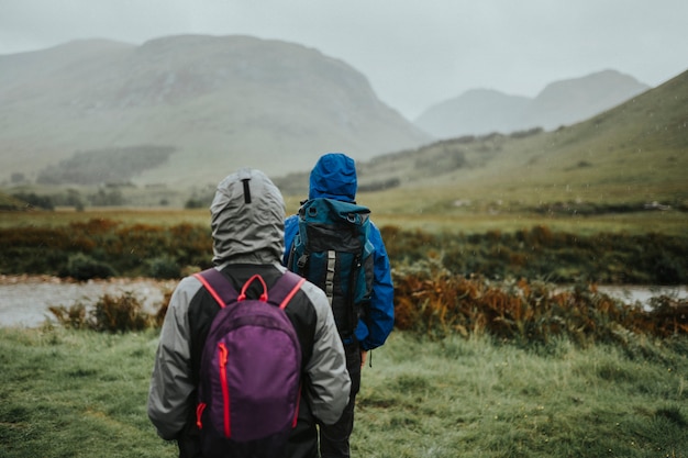 Par, trekking, através, a, chuva, em, a, altiplanos