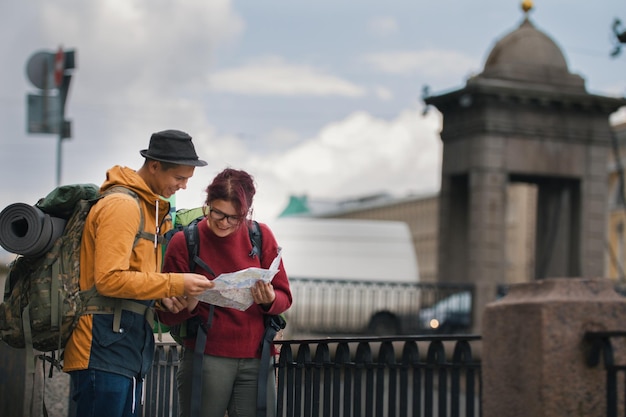 Un par de turistas que buscan camino en la gran ciudad de San Petersburgo.