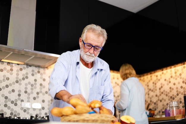 Par velho, homem mulher, cozinhar, em, cozinha, feliz, humor