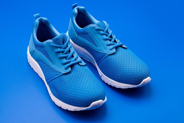Par de zapatillas deportivas azules en zapatos de fondo azul