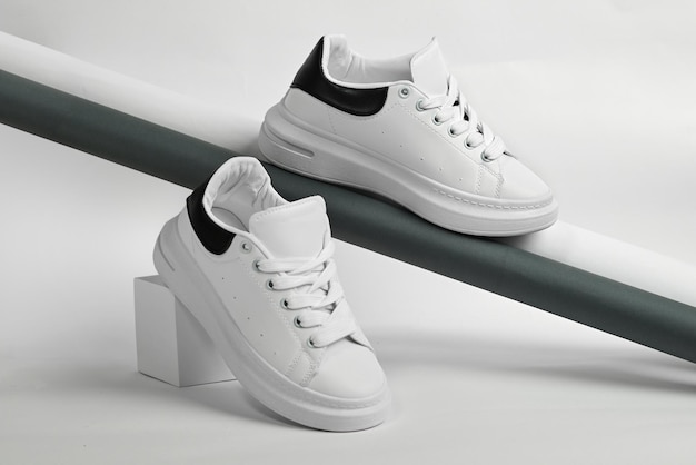 Par de zapatillas deportivas de moda Tendencia streetwear de alta moda blanca