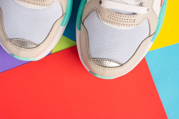 Foto un par de zapatillas en una pared de color