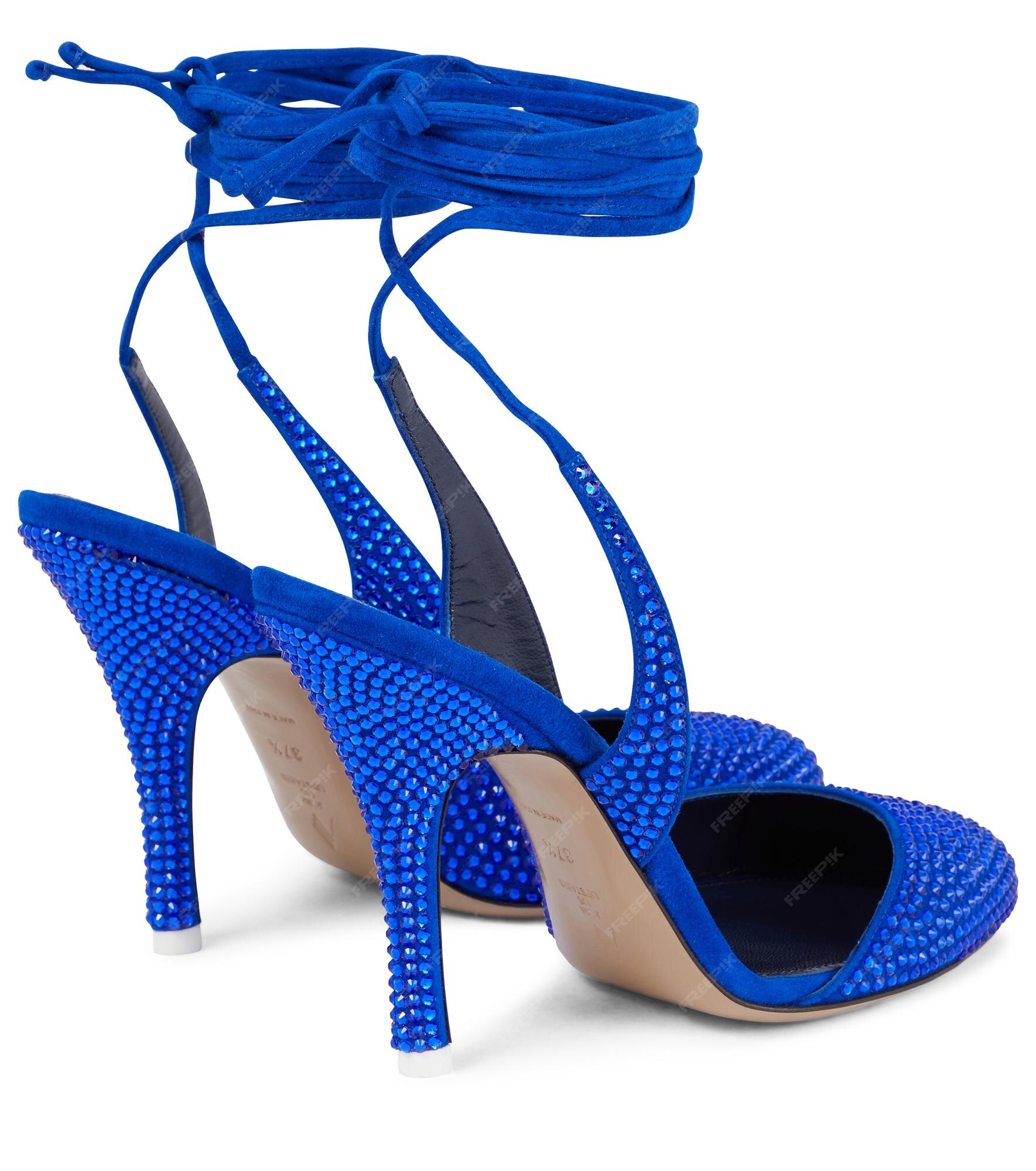 Un par de zapatos azules de tacón alto con una de cordones. | Foto Premium