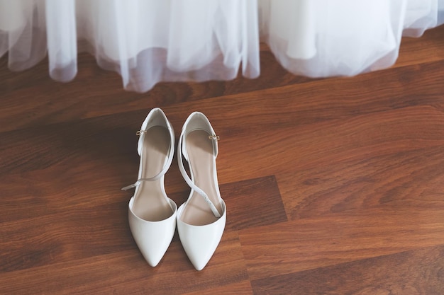 Par de zapatos de boda en el suelo