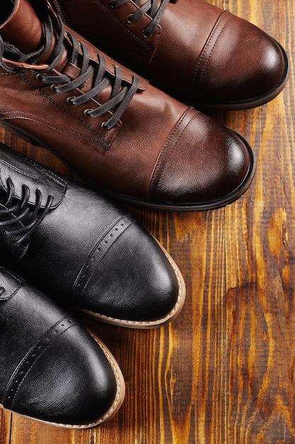 un par de zapatos clásicos y casuales para hombres