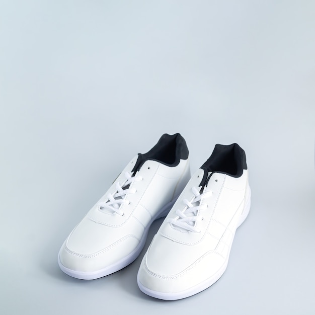 Par de zapatos de cuero con estilo blanco foorwear estilo deportivo