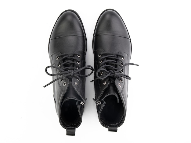 Un par de zapatos de hombre elegantes de cuero clásico fondo blanco aislado Zapatos negros con estilo del novio Objeto aislado de cerca sobre fondo blanco