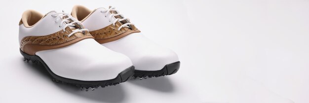 Par de zapatos de moda con estilo con diseño único de cuero blanco combina con oro