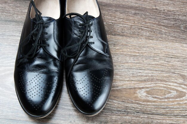 Par de zapatos modernos clásicos negros