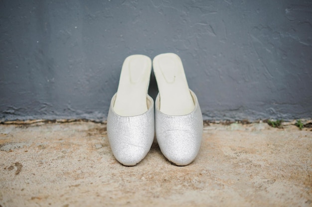 Un par de zapatos de novia para la ceremonia de boda
