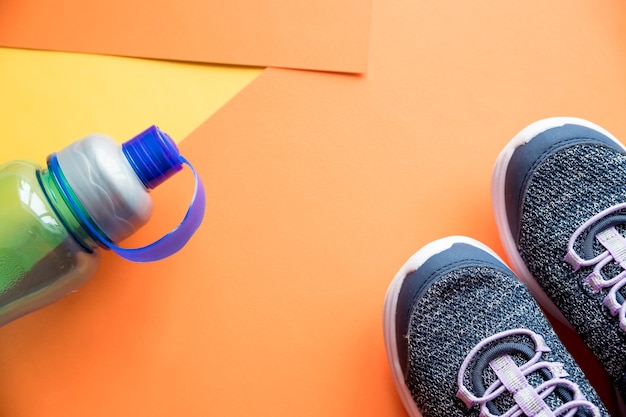 Par de zapatos nuevos.Zapatillas deportivas azules sin marca o zapatillas de deporte.Equipo deportivo, concepto de entrenamiento