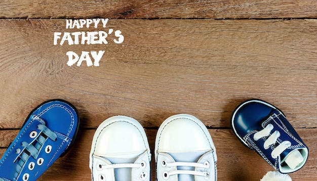 Un par de zapatos con las palabras feliz día del padre.