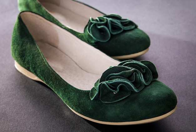 Un par de zapatos planos de ante verde