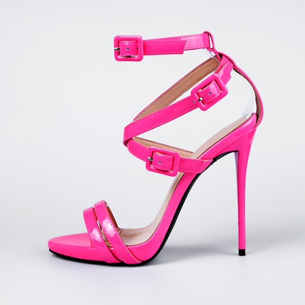 Par de zapatos de tacón rosa para mujer
