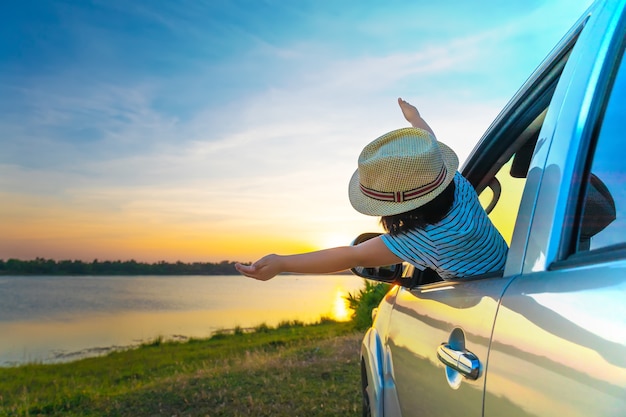 Para a aventura! menina que relaxa e que aprecia a viagem por estrada.