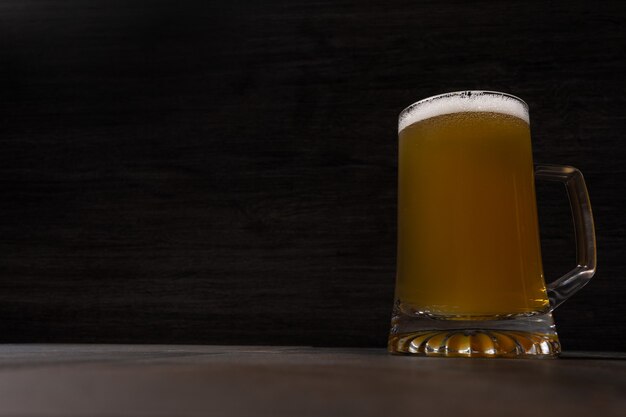 para baixo da jarra perspectiva jarra de cerveja com espuma e mesa texturizada