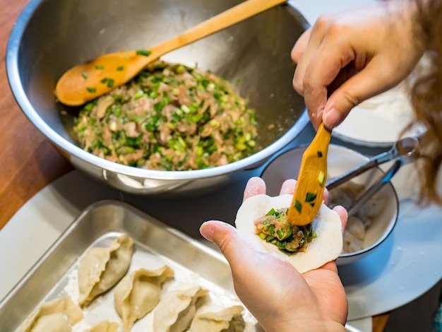 Para fazer bolinhos com carne picada