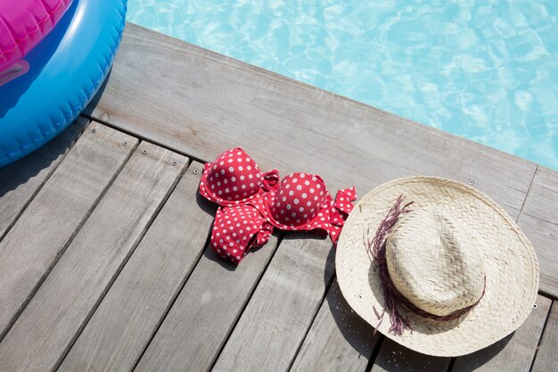 Para férias na piscina, chapéu e biquíni