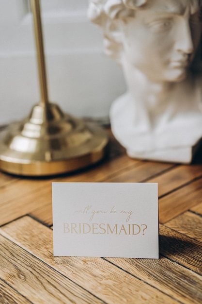 Foto para meu cartão de proposta de casamento da dama de honra, seus votos, cartão branco minimalista, tipografia em folha de ouro