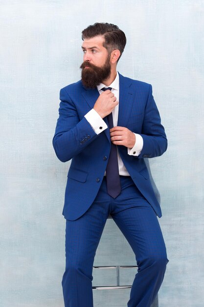 Para ocasiões formais. Gravata de correção de modelo de negócios de moda. Homem barbudo com look fashion. Hipster em estilo de moda elegante. Loja de moda masculina. Moda e estilo. O design simplificado fala por si.