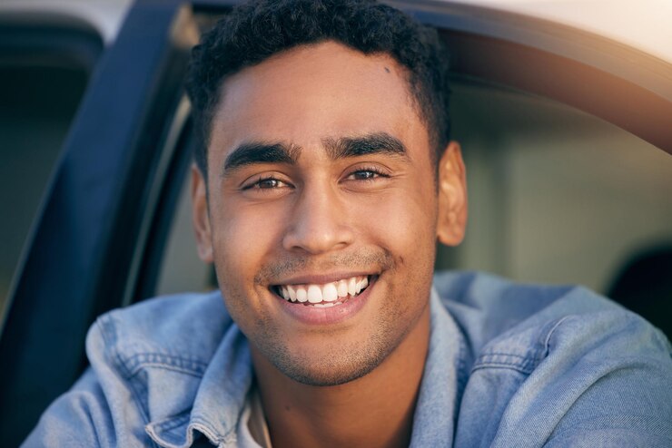 Foto para onde seguir retrato de um jovem viajando em um carro