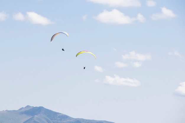 Para planer fly view, céu e nuvens, adrenalina e esporte em khazbegi, geórgia
