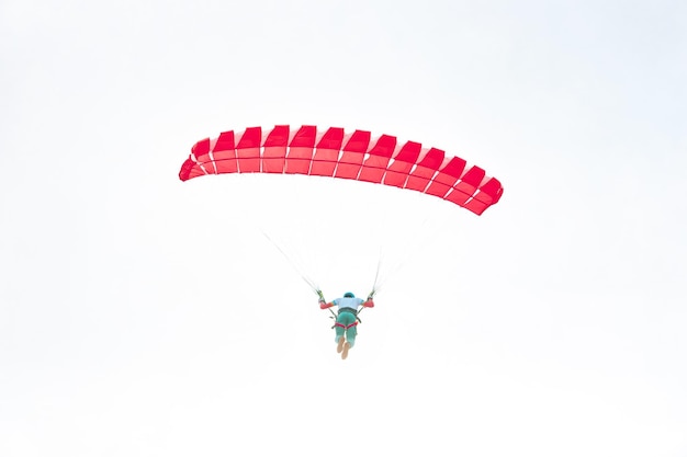 Foto pára-quedas no céu