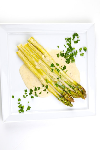 Foto para uma alimentação saudável salada sazonal aspargos verdes cebola nori e molho de óleo de pimenta vista superior