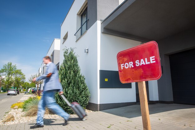 Foto para venda de conceito imobiliário, homem saindo de casa devido à crise econômica