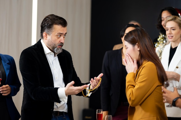 Foto parabéns à realização gerente dando ao funcionário vencedor o prêmio de ouro para o sucesso nos negócios bom trabalho