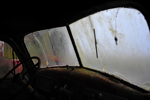 Parabrisas de un coche abandonado