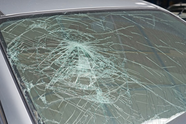 Coche de parabrisas de coche roto involucrado en un accidente