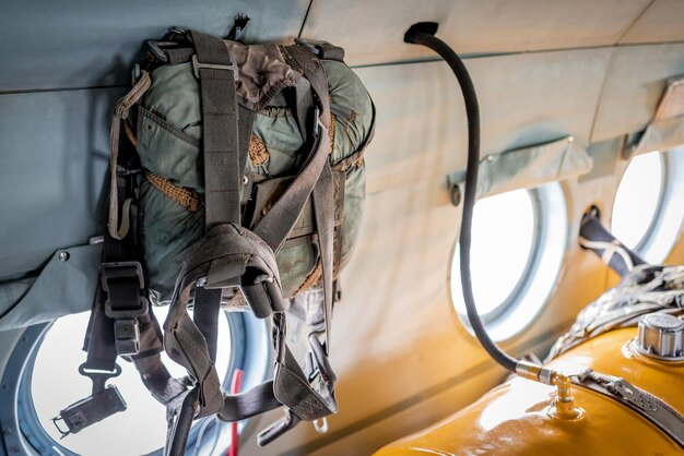 Paracaídas de rescate en la cabina del helicóptero.